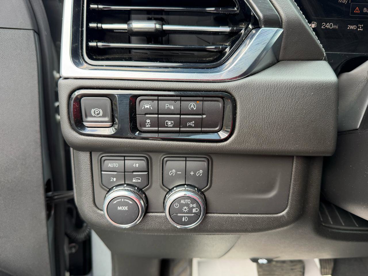 Used 2025 GMC Yukon XL Denali AWD/4WD image 30