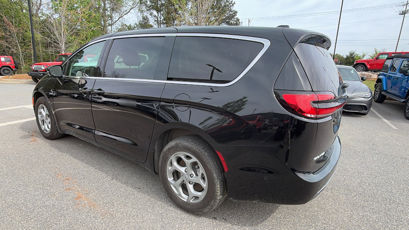 Used 2024 Chrysler Pacifica Limited image 10