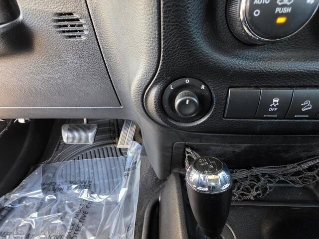 Used 2012 Jeep Wrangler Sahara image 24