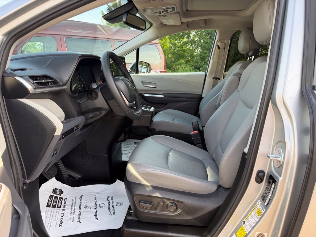 Used 2023 Toyota Sienna XLE w/ XLE Plus Package FWD image 12