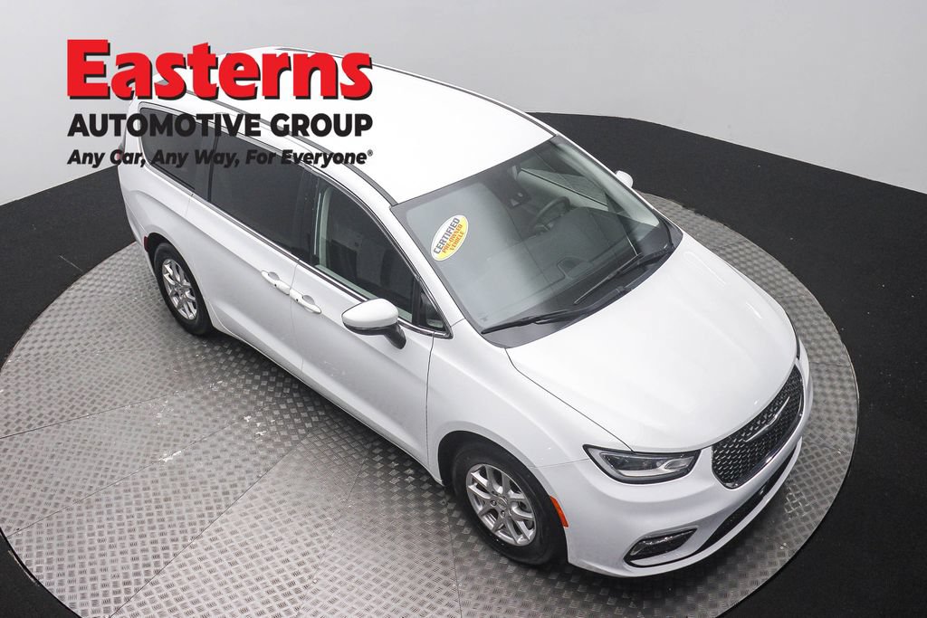 Used 2023 Chrysler Pacifica Touring-L FWD image 3