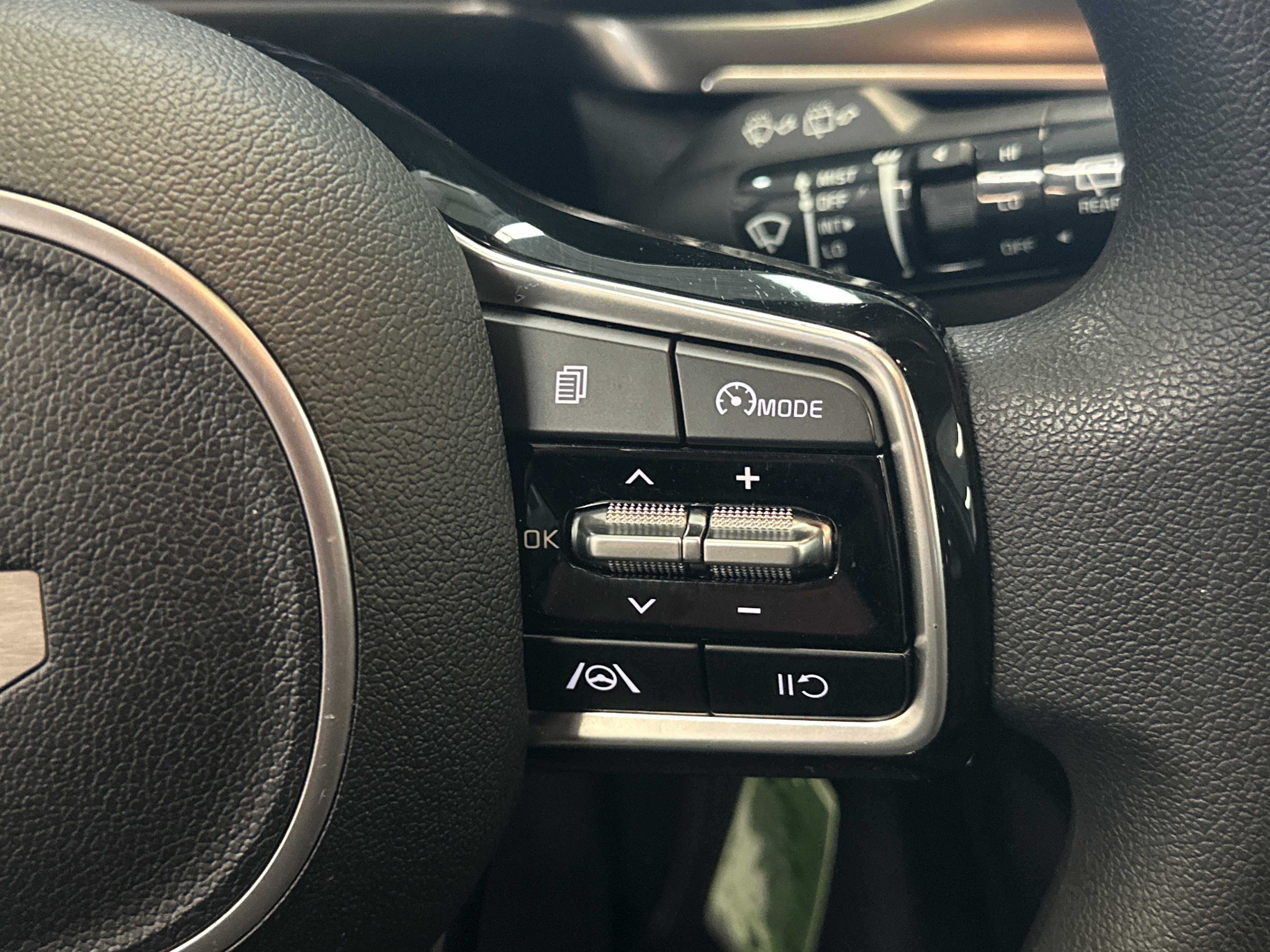 Used 2023 Kia Sorento LX image 31