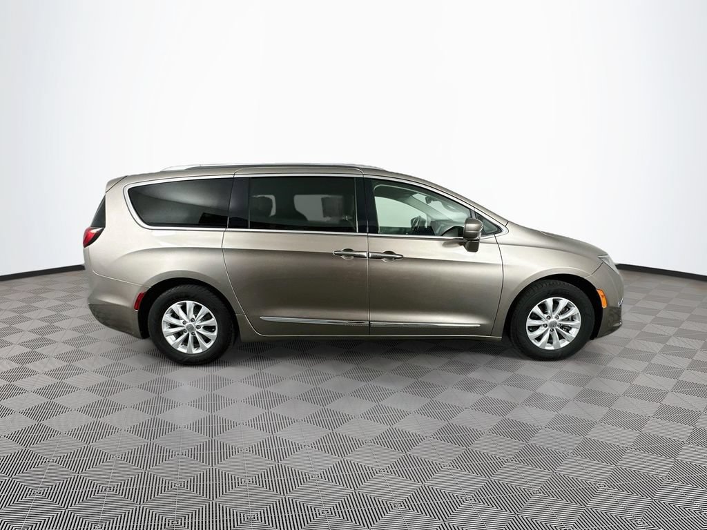 Certified 2018 Chrysler Pacifica Touring-L FWD image 11