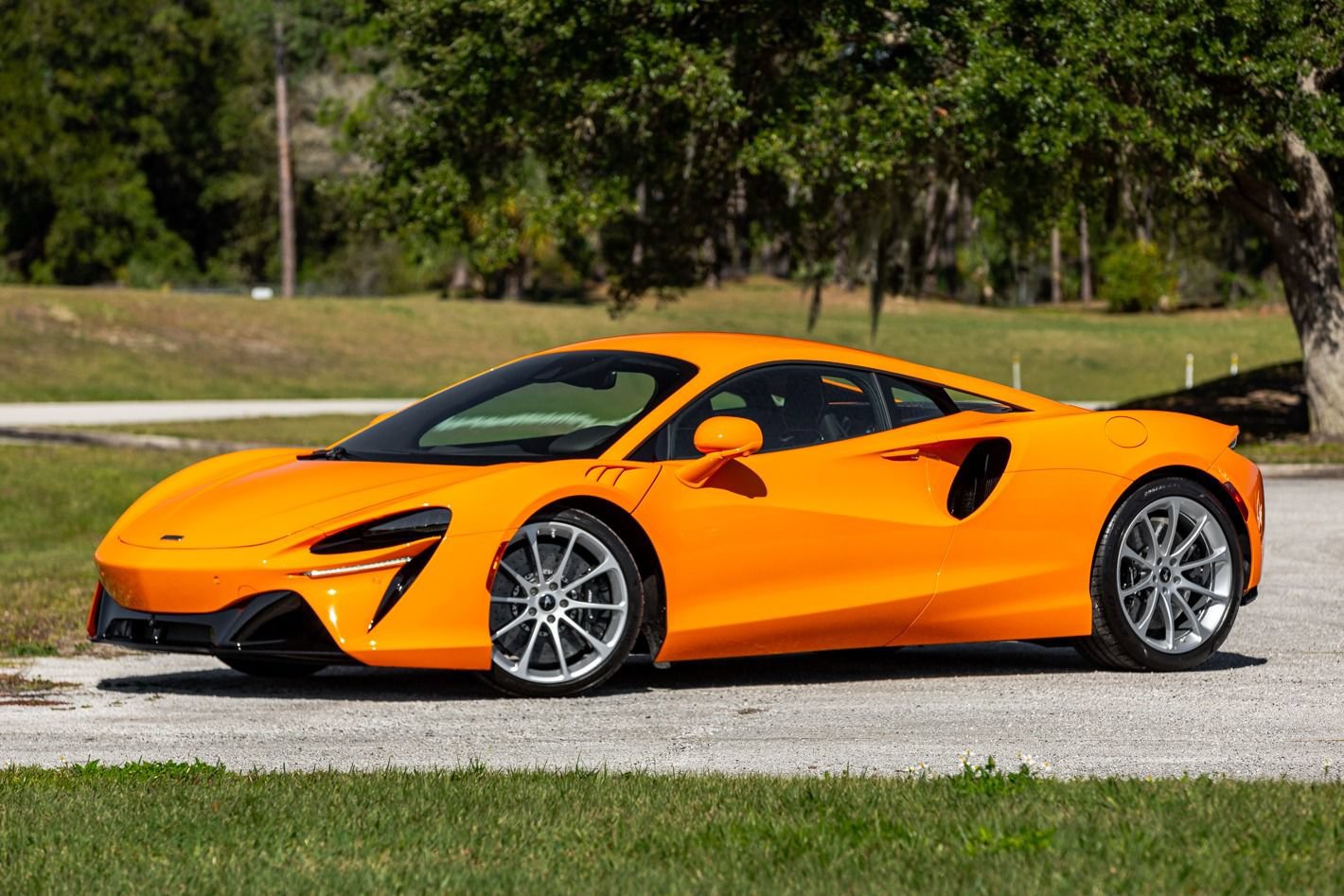 Used 2024 McLaren Artura RWD image 11