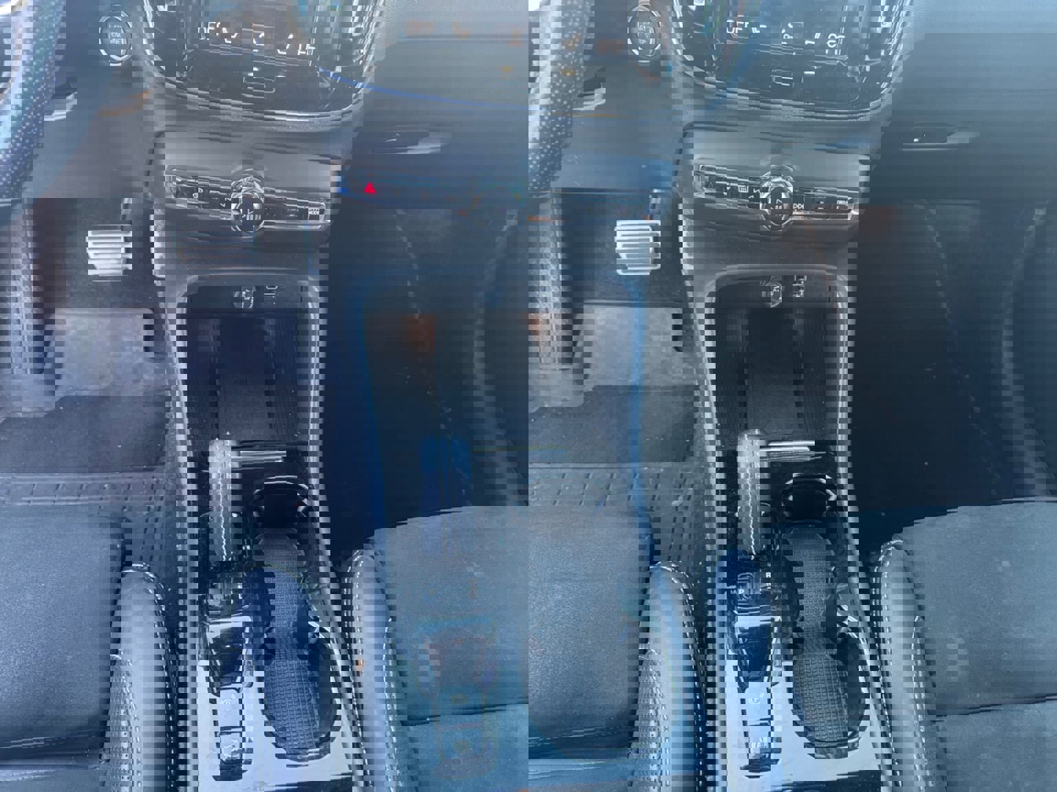 Used 2020 Volvo XC40 T4 R-Design w/ Protection Package Premier image 15