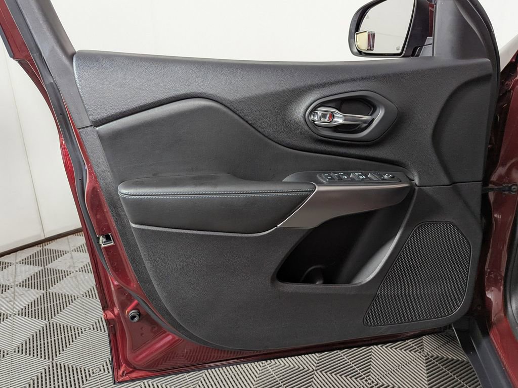 Used 2020 Jeep Cherokee Latitude Plus image 11