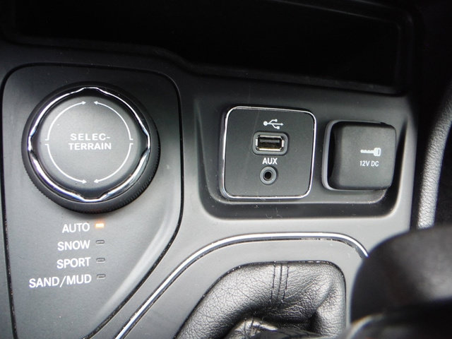 Used 2019 Jeep Cherokee Latitude Plus w/ Cold Weather Group AWD/4WD image 21