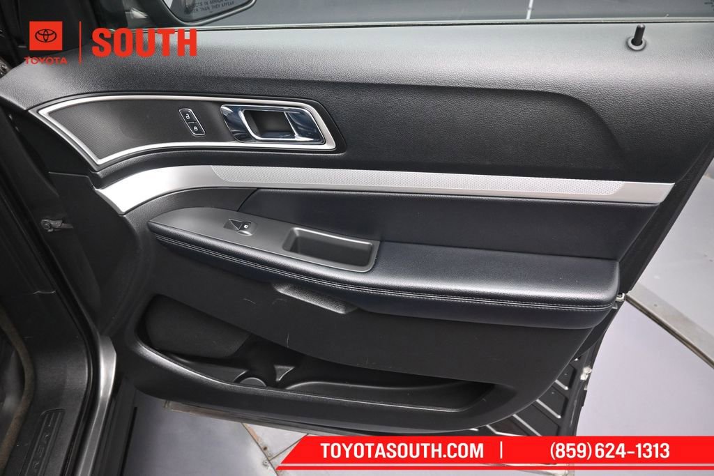 Used 2017 Ford Explorer XLT w/ Equipment Group 202A FWD image 35