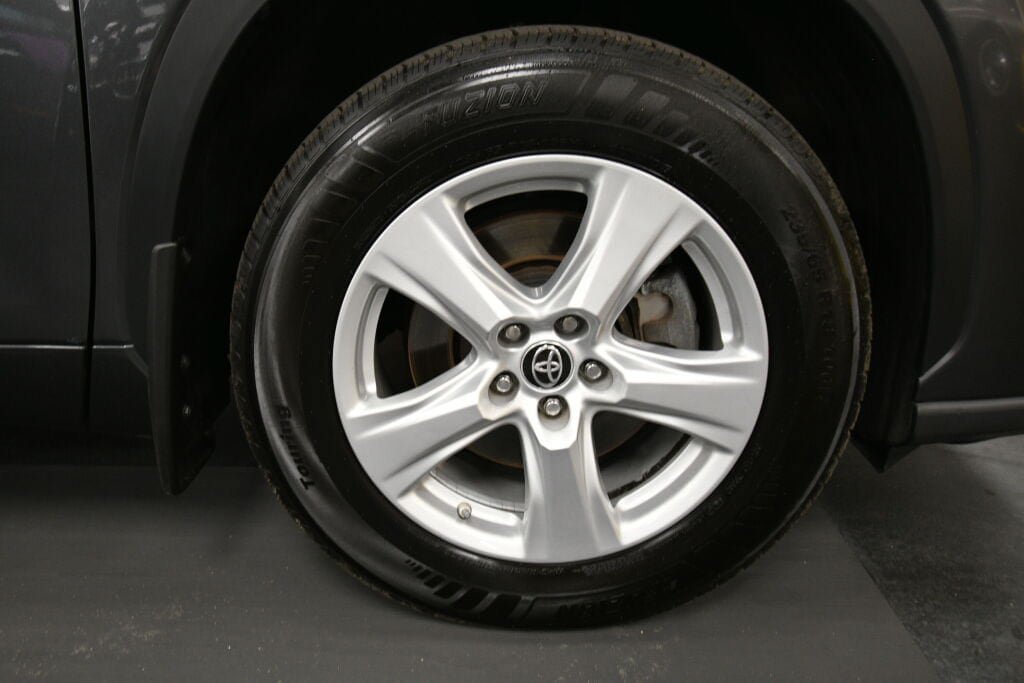 Used 2023 Toyota Highlander LE FWD image 32