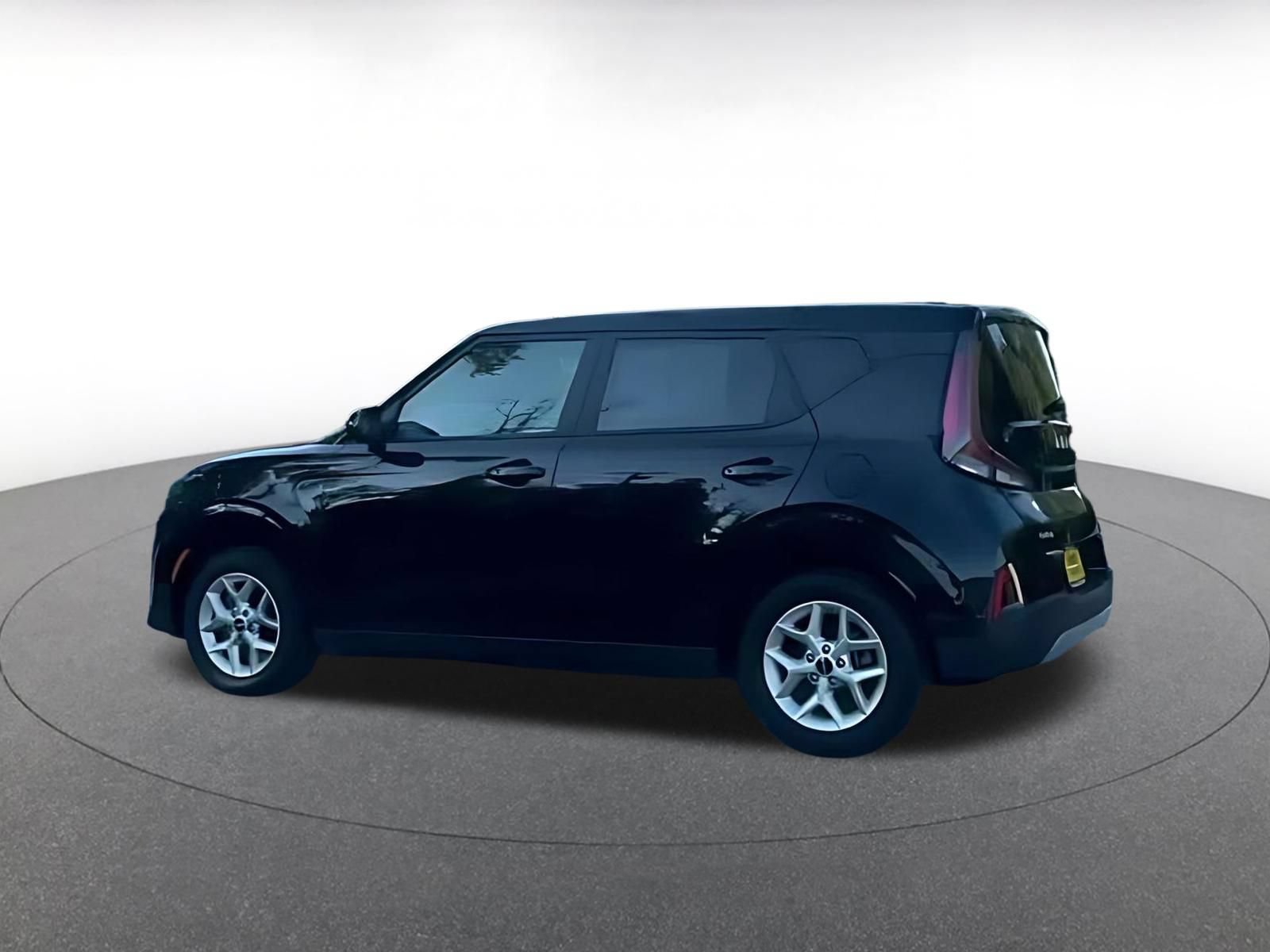 Used 2025 Kia Soul LX w/ LX Technology Package FWD image 14
