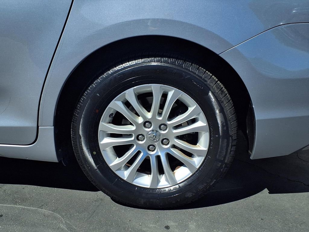 Used 2013 Toyota Sienna XLE FWD image 4
