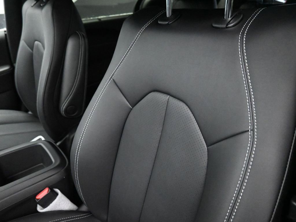 New 2026 Chrysler Pacifica Select image 14