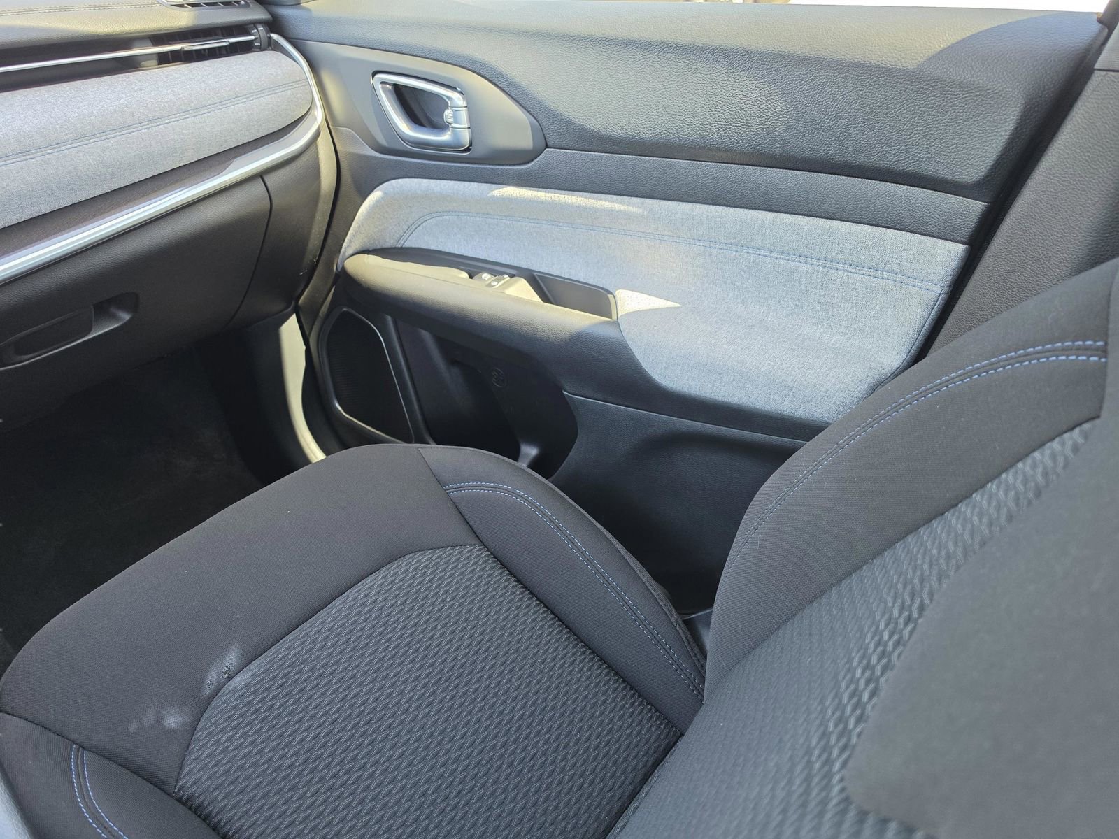 Used 2025 Jeep Compass Sport image 18