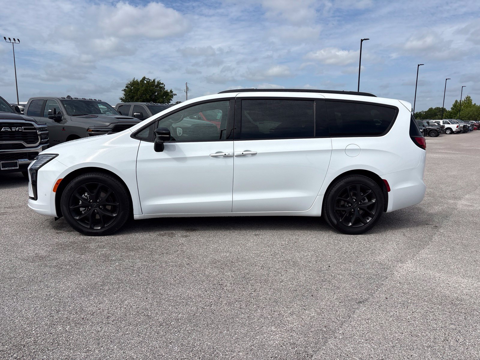 New 2027 Chrysler Pacifica Limited FWD image 2