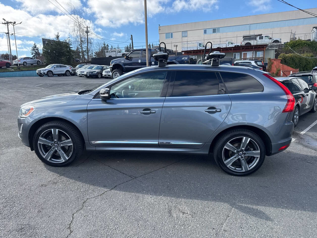 Used 2017 Volvo XC60 T5 Dynamic w/ Preferred Option Package image 2