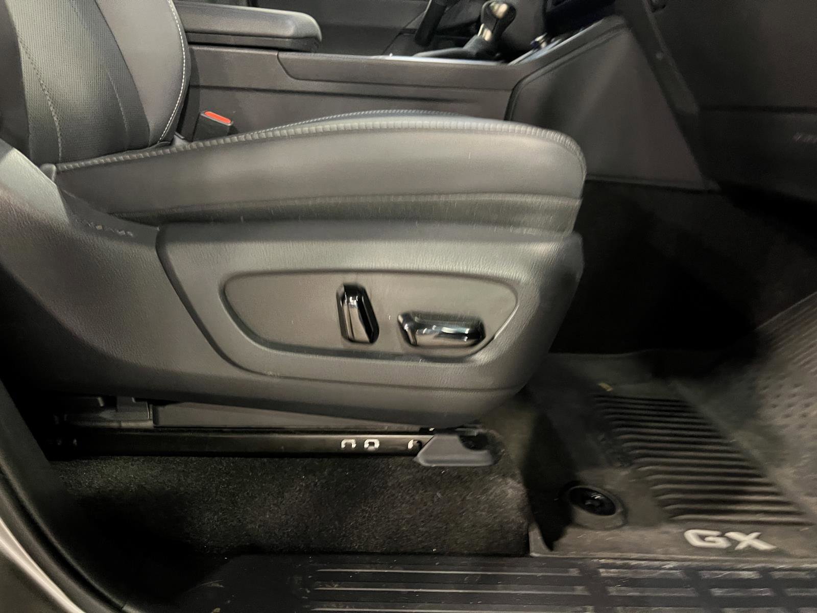 Used 2024 Lexus GX 550 w/ Accessory Package (31) image 39