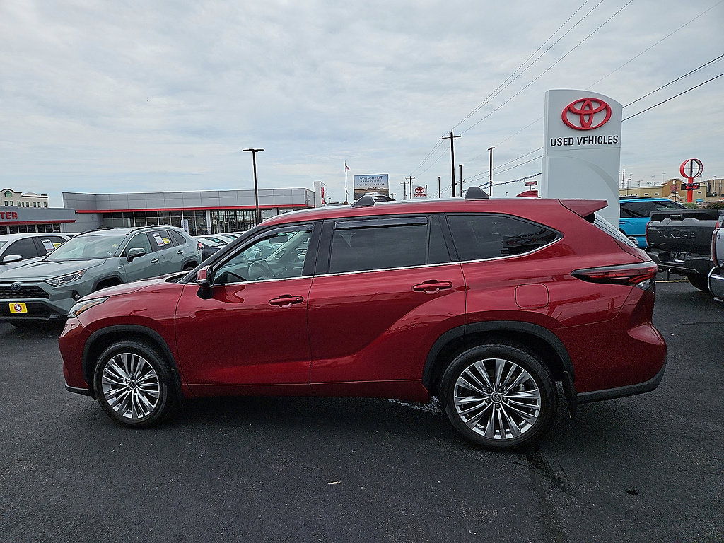 Used 2024 Toyota Highlander Platinum AWD/4WD image 2