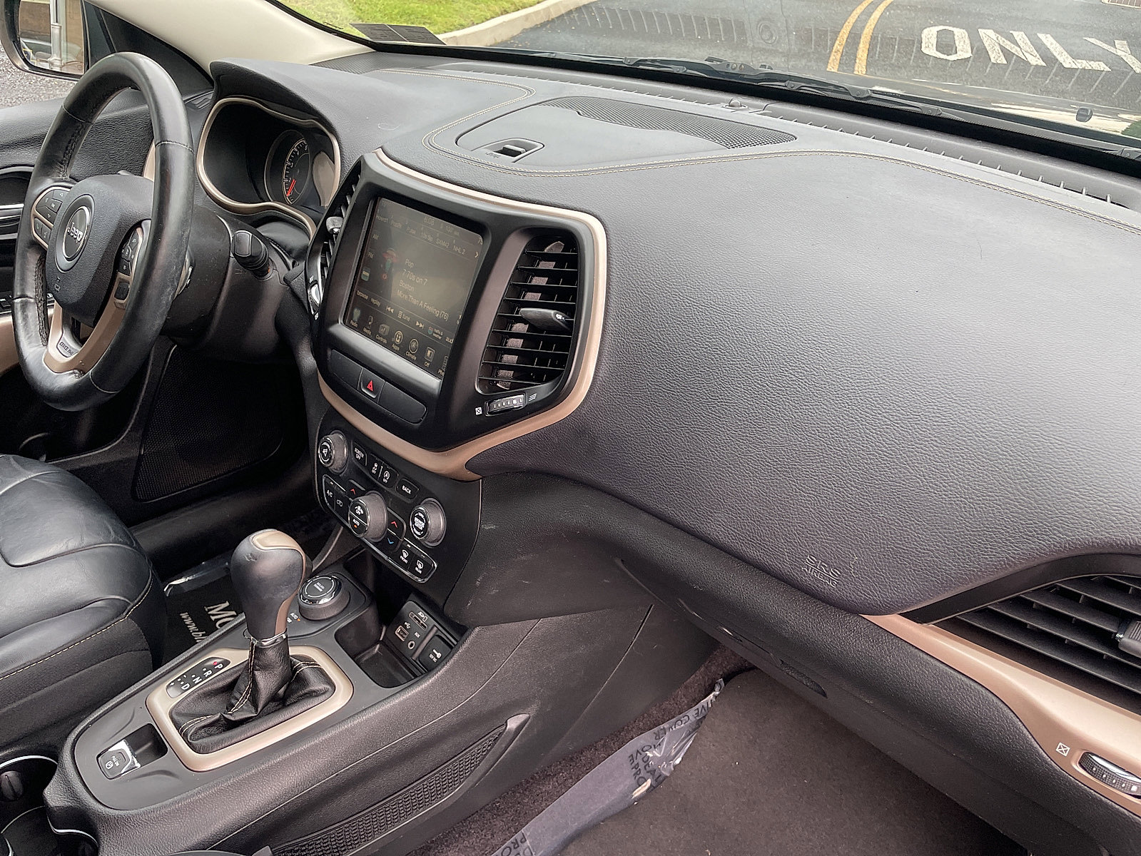 Used 2017 Jeep Cherokee Limited image 39