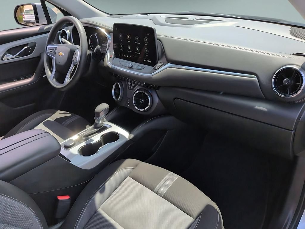 Used 2025 Chevrolet Blazer LT FWD image 30