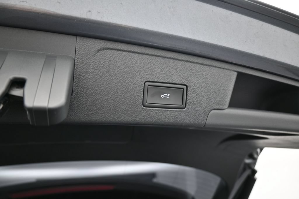 Used 2025 Volkswagen Atlas Cross Sport SE w/ Panoramic Sunroof Package FWD image 46