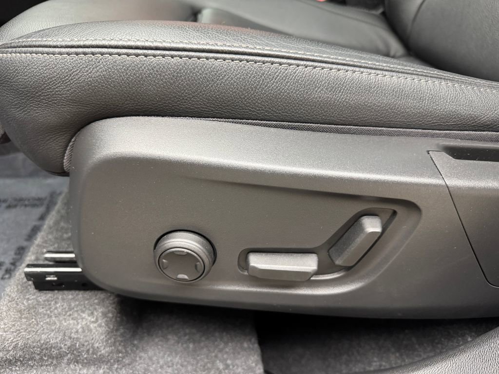 Used 2024 Volvo XC40 B5 Plus image 11