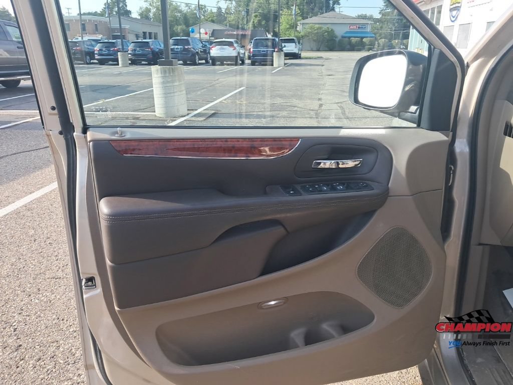 Used 2013 Chrysler Town & Country Touring FWD image 15