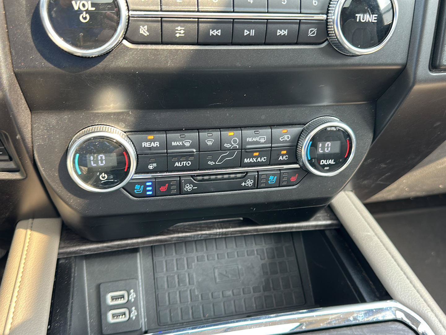 Used 2019 Ford Expedition Limited w/ Equipment Group 302A AWD/4WD image 17