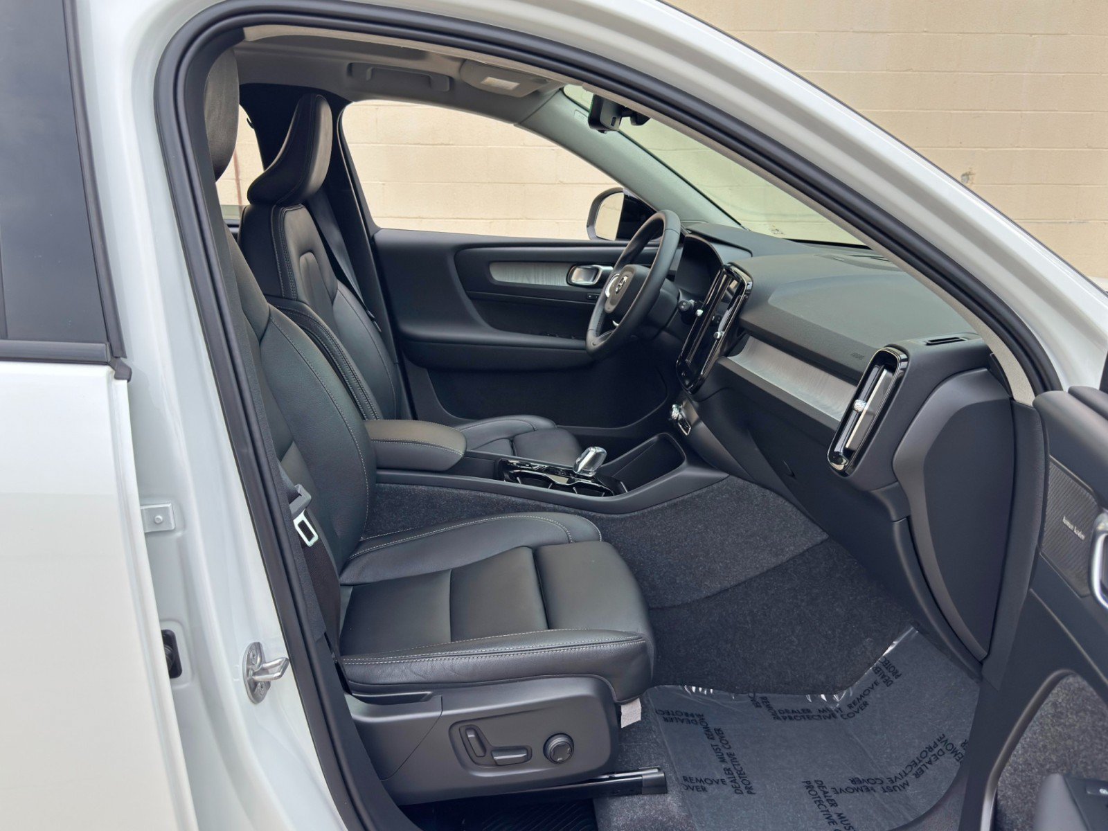 Used 2025 Volvo XC40 B5 Plus w/ Protection Package Premier AWD/4WD image 16