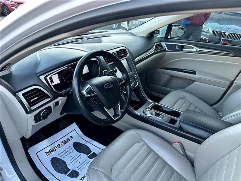Used 2017 Ford Fusion SE w/ Fusion SE Technology Package image 11