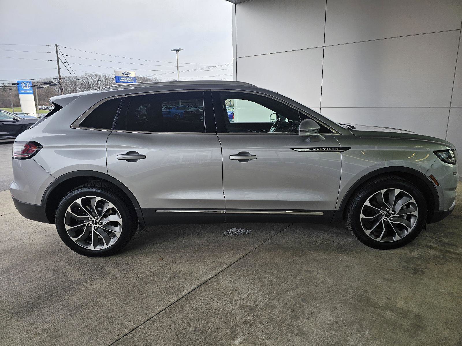 Used 2022 Lincoln Nautilus Reserve AWD/4WD image 6
