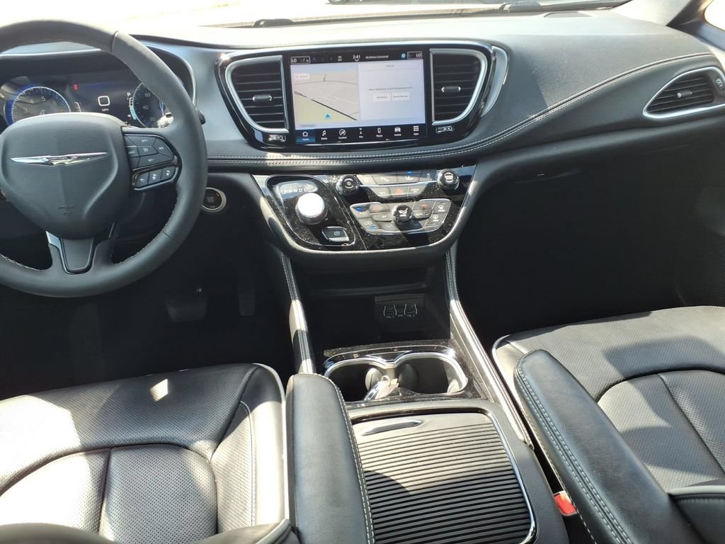 Used 2025 Chrysler Pacifica Limited FWD image 10