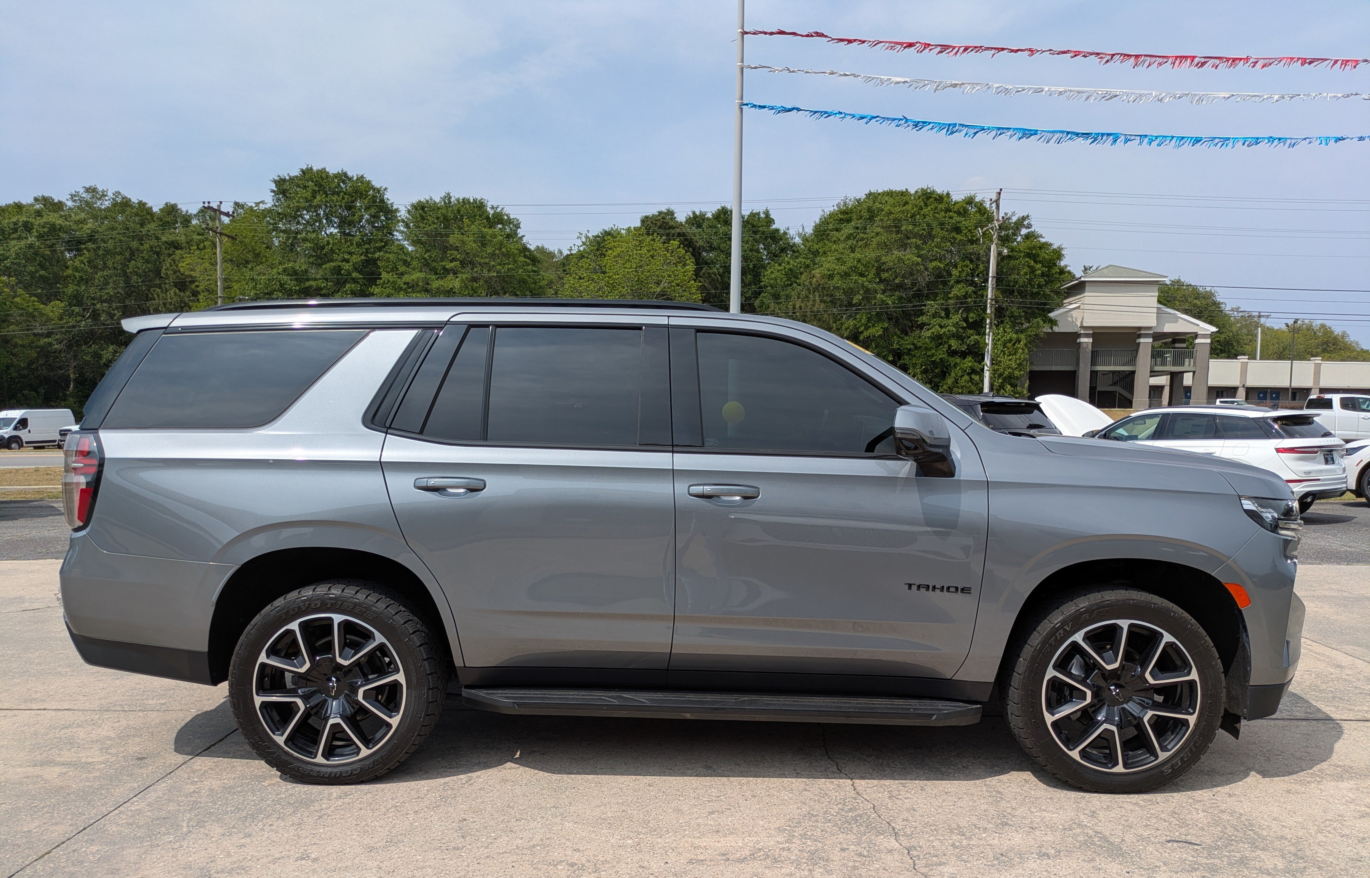 Used 2021 Chevrolet Tahoe RST w/ Luxury Package AWD/4WD image 5