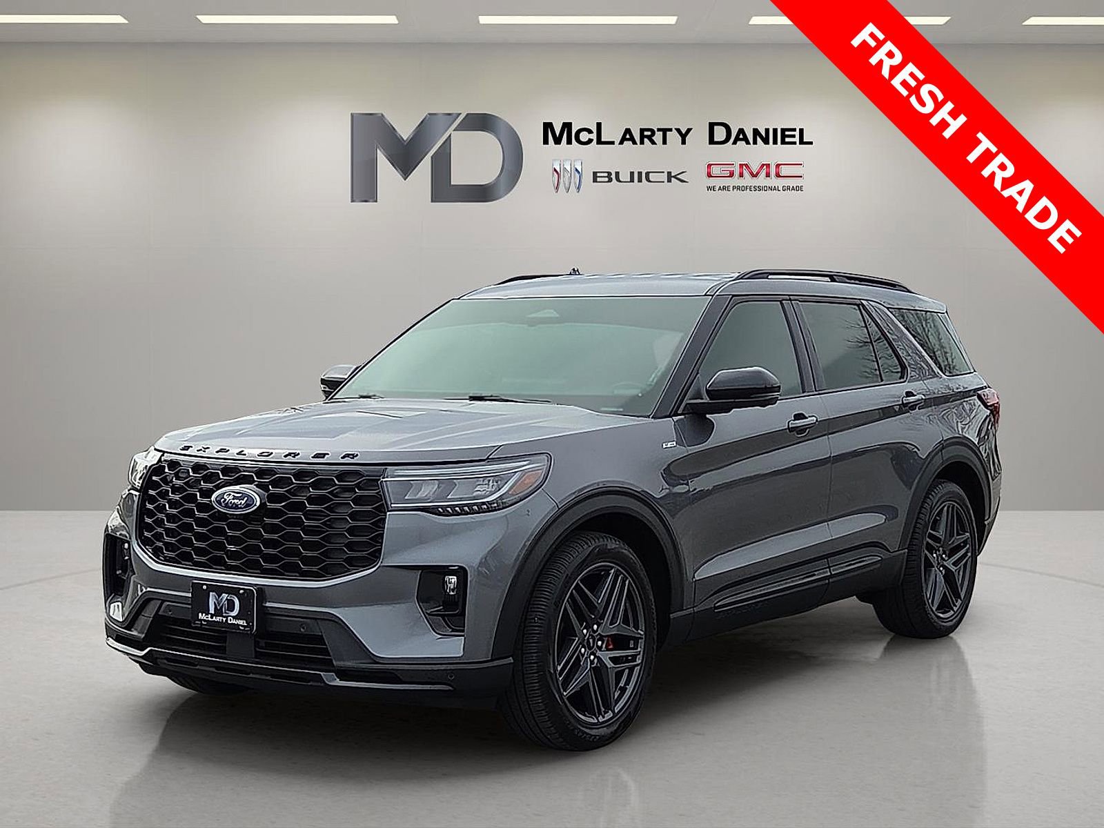 Used 2025 Ford Explorer ST-Line w/ Premium Package image 2