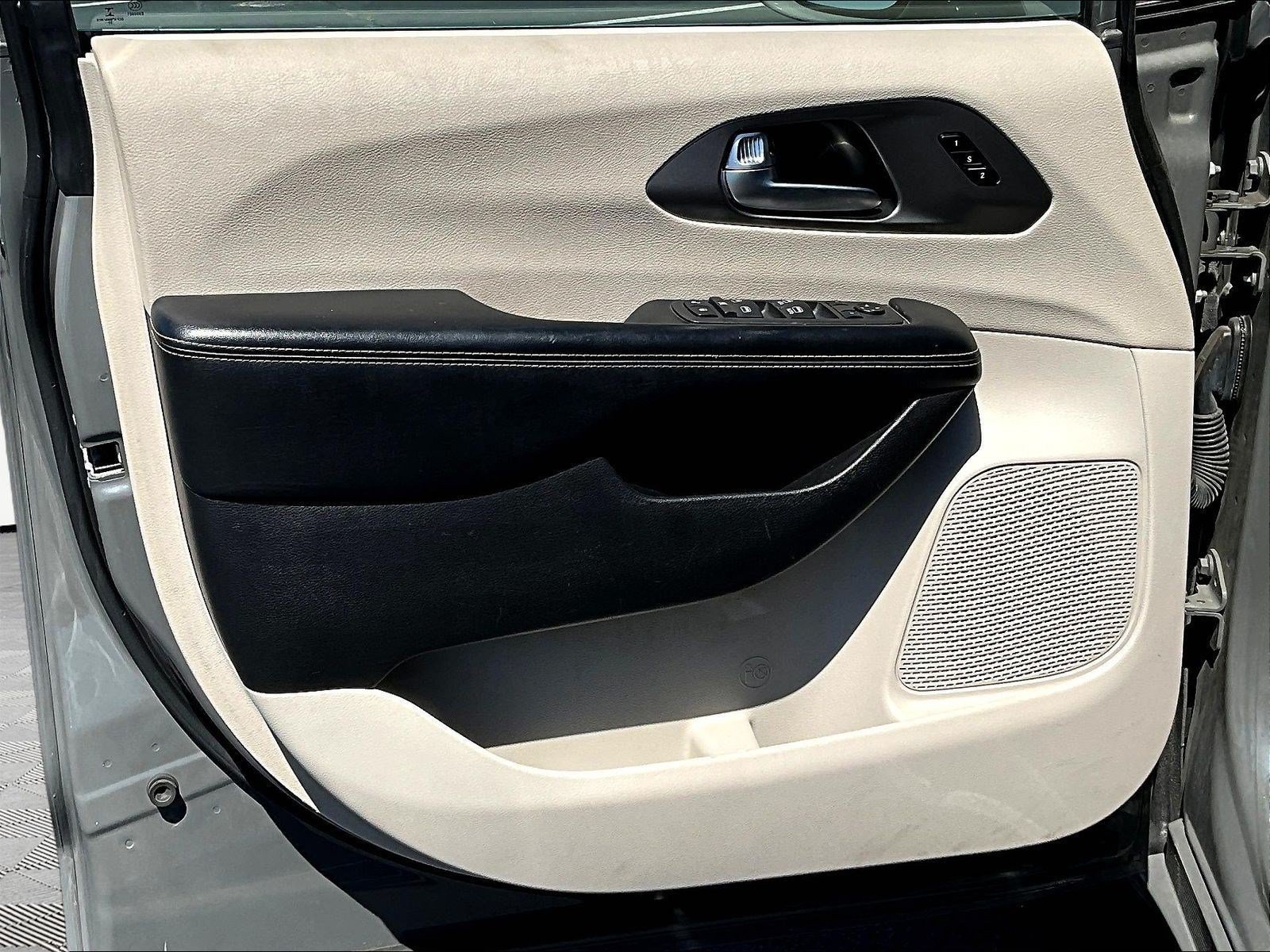 Used 2021 Chrysler Pacifica Touring-L FWD image 19