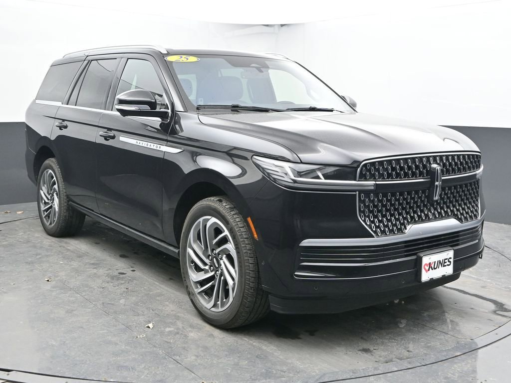 Used 2025 Lincoln Navigator Reserve image 3