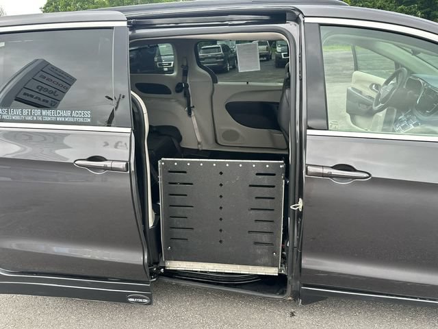 Used 2022 Chrysler Pacifica Touring-L FWD image 21