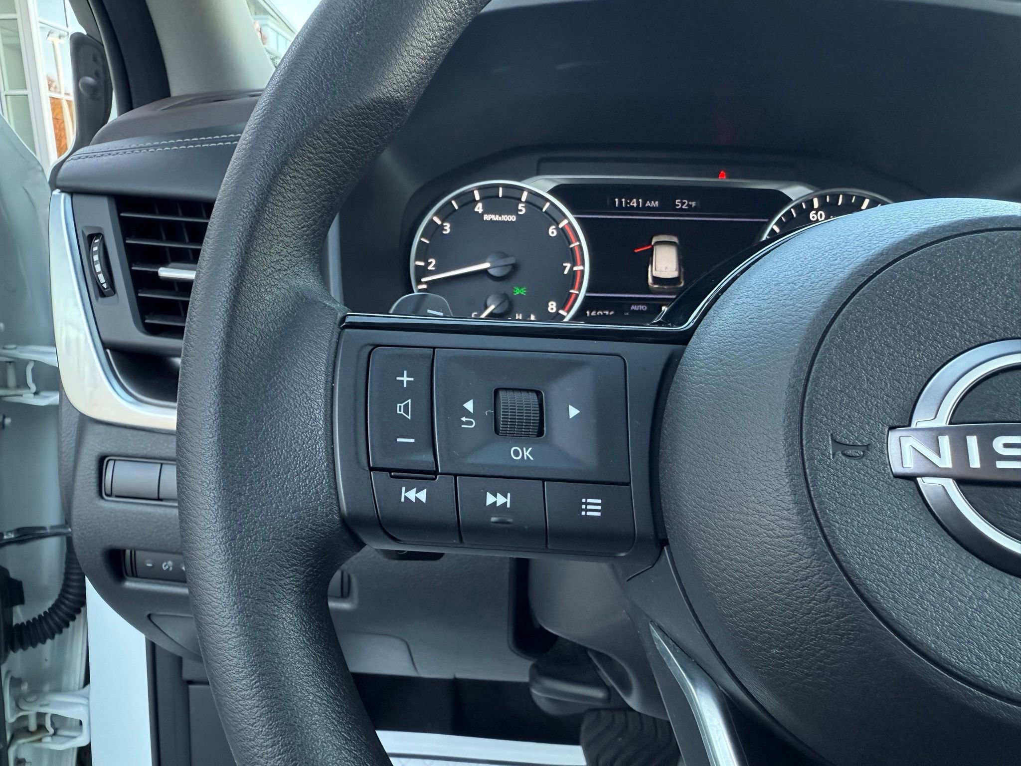 Used 2023 Nissan Rogue SV image 47