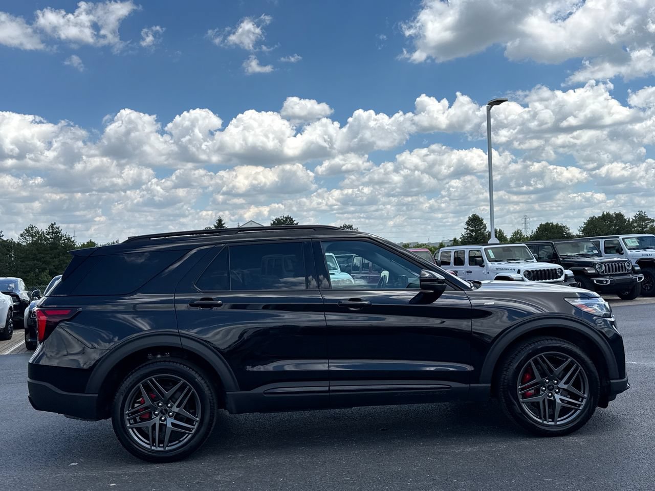 Used 2025 Ford Explorer ST-Line w/ ST-Line Street Pack AWD/4WD image 2