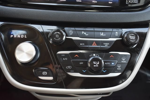 Used 2024 Chrysler Pacifica Touring-L FWD image 23