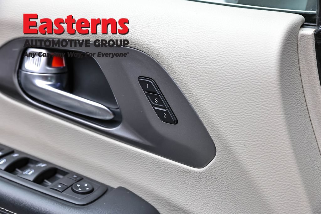 Used 2023 Chrysler Pacifica Touring-L FWD image 21