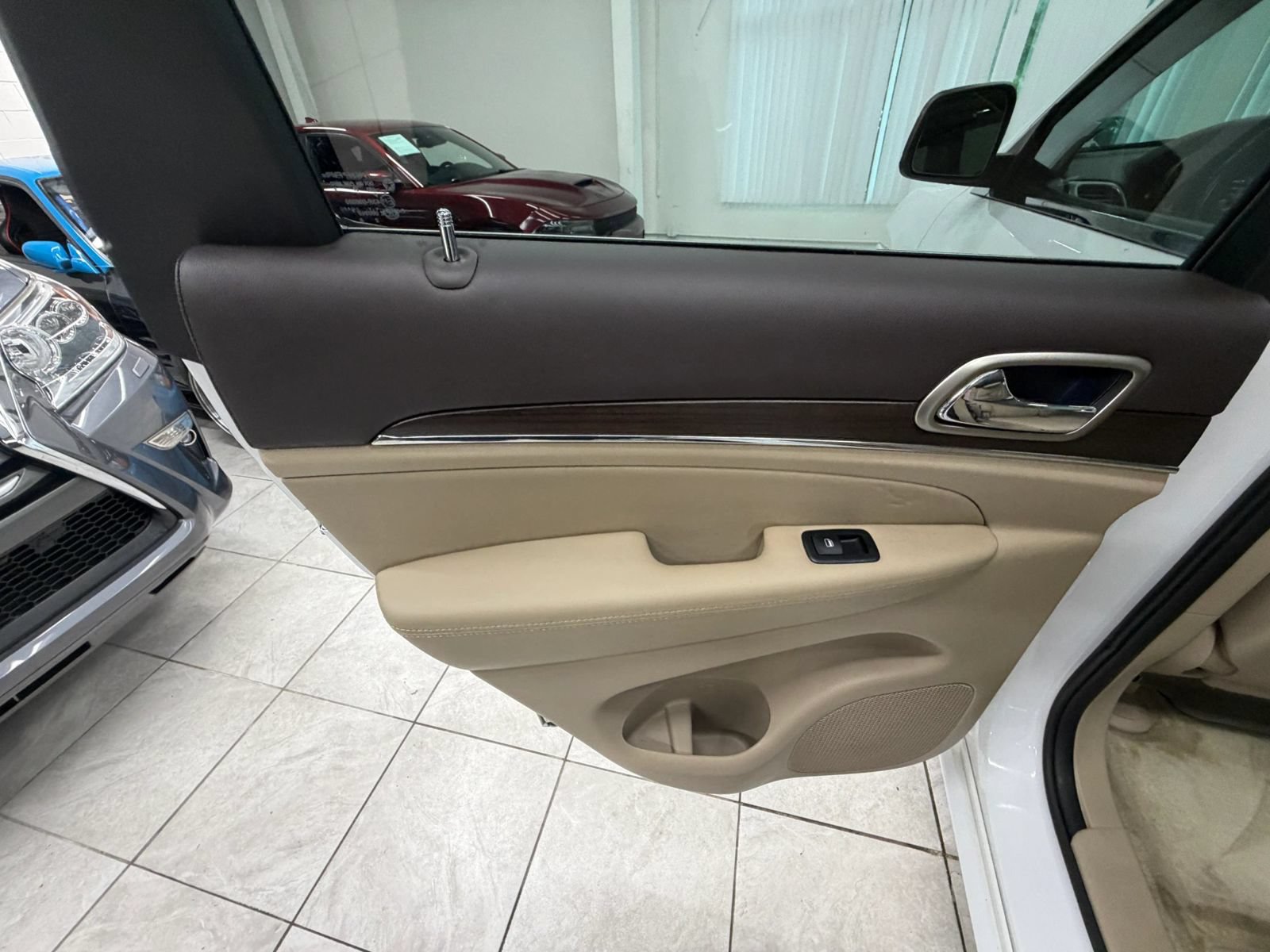 Used 2015 Jeep Grand Cherokee Overland AWD/4WD image 15