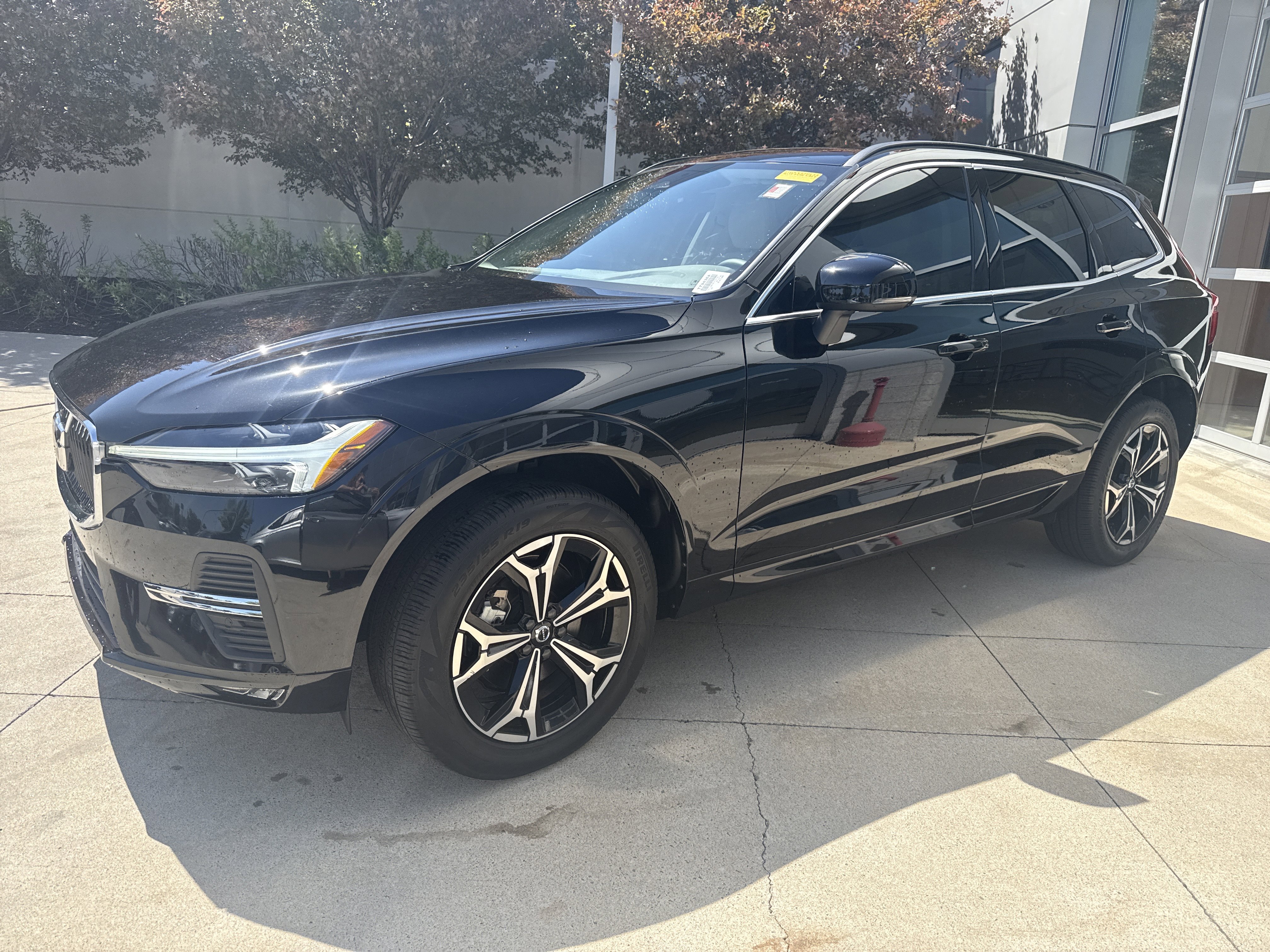 Used 2022 Volvo XC60 B5 Momentum w/ Climate Package image 3