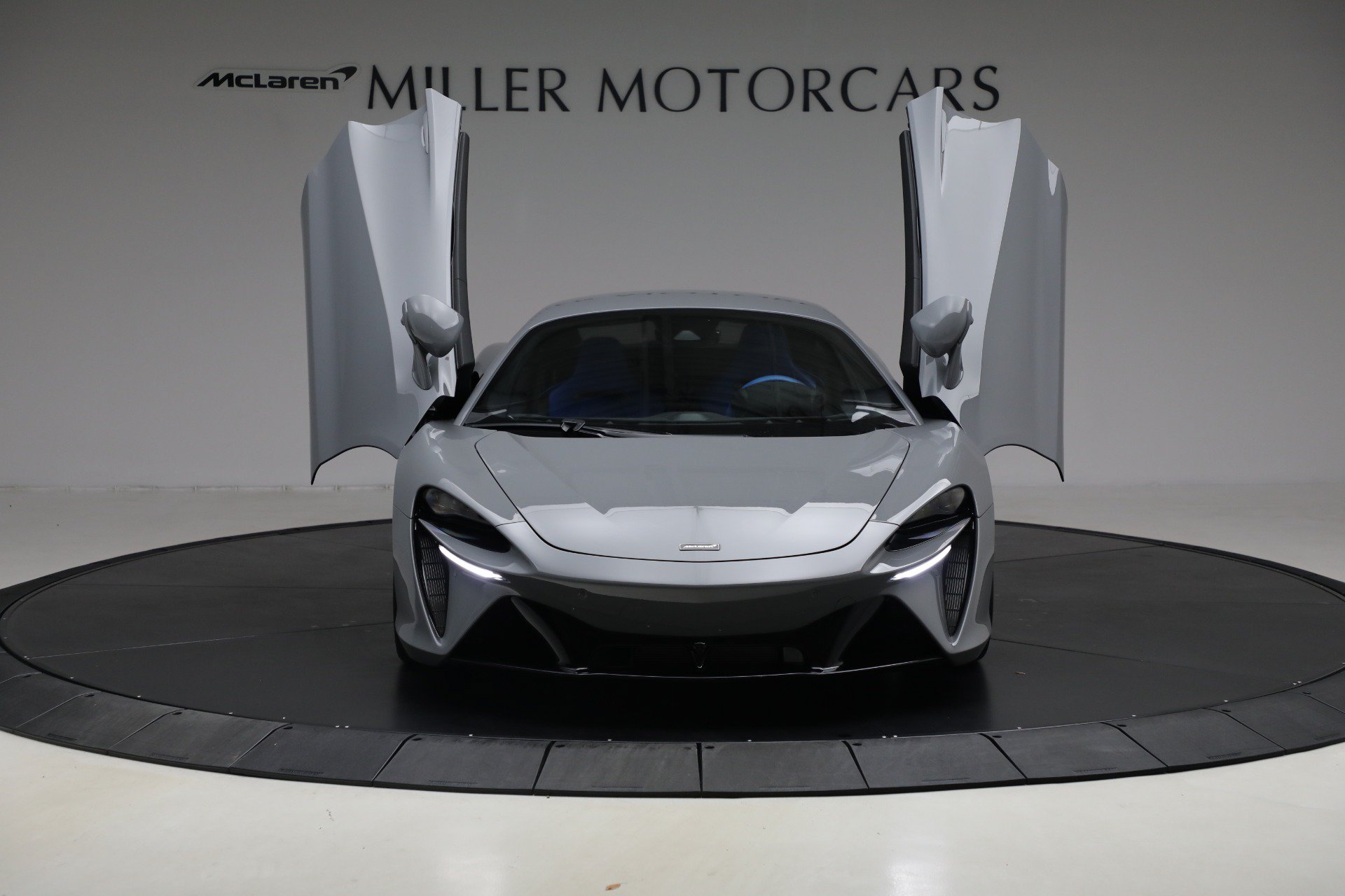 Used 2023 McLaren Artura RWD image 13