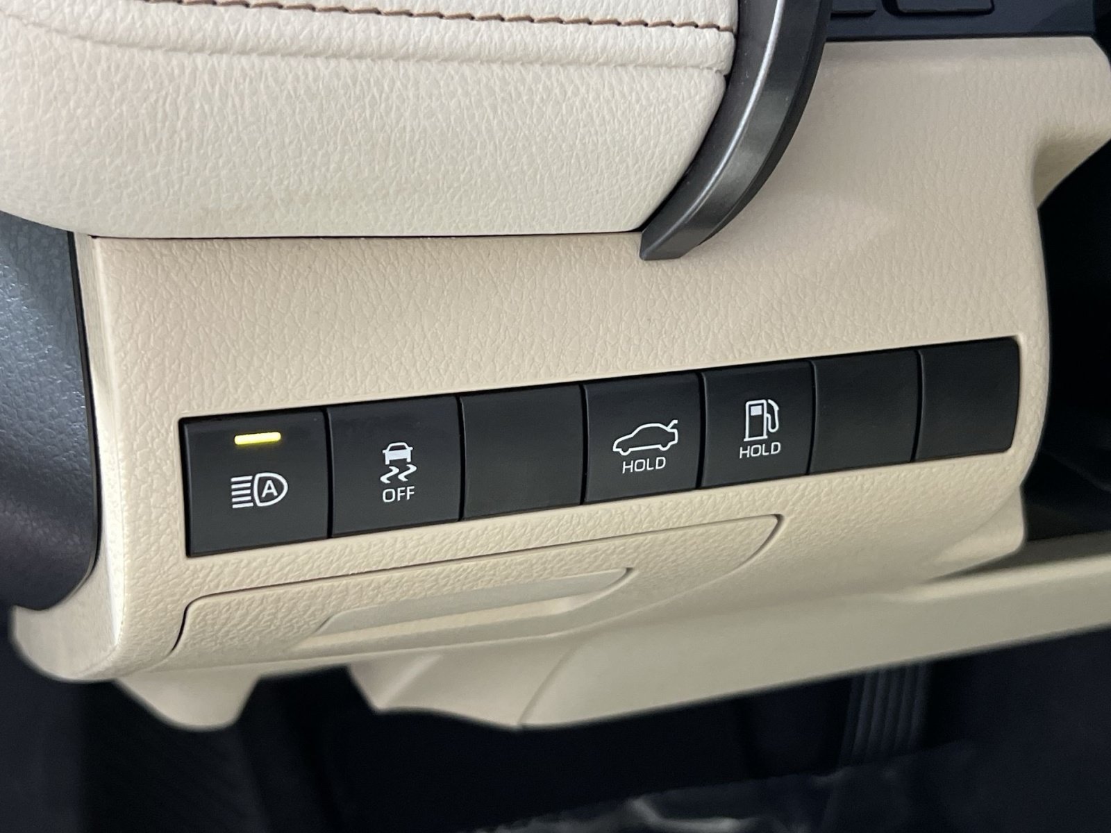 Used 2020 Toyota Camry XLE w/ Navigation Package FWD image 31