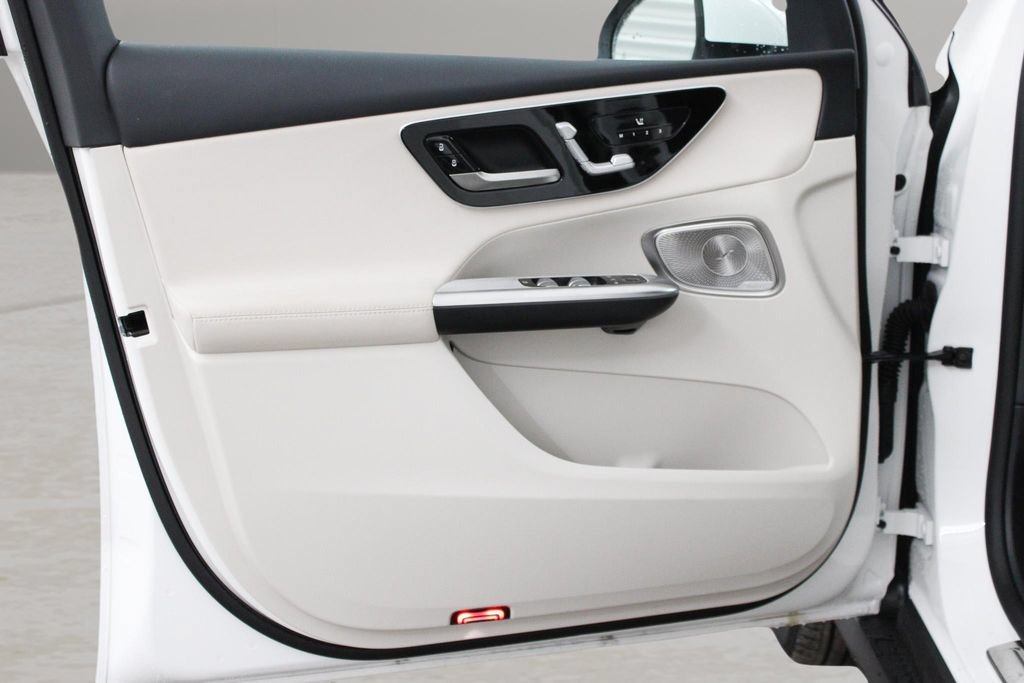 Used 2025 Mercedes-Benz GLC 300 image 16