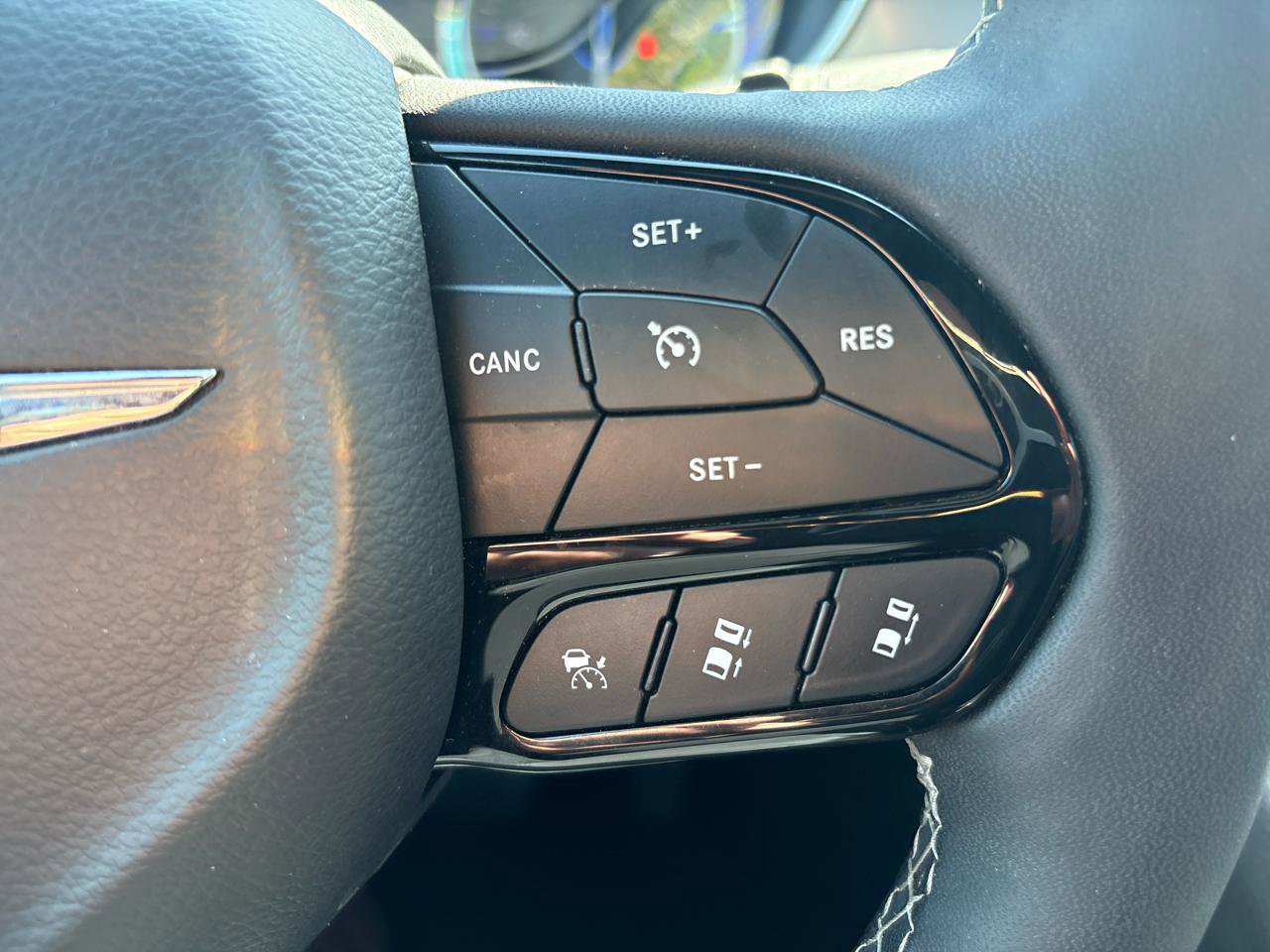 Used 2025 Chrysler Pacifica Limited FWD image 13