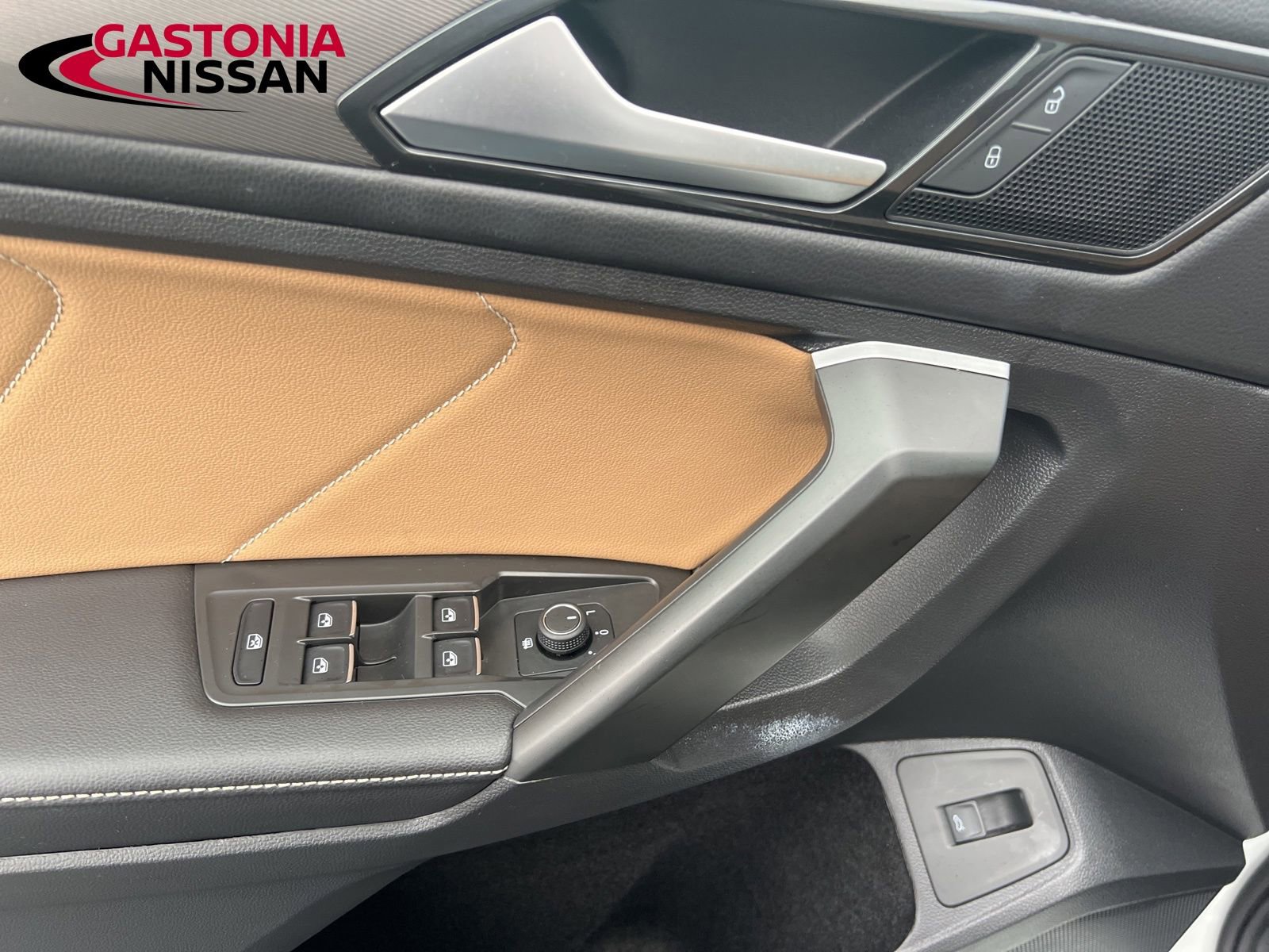 Used 2024 Volkswagen Tiguan SE image 38