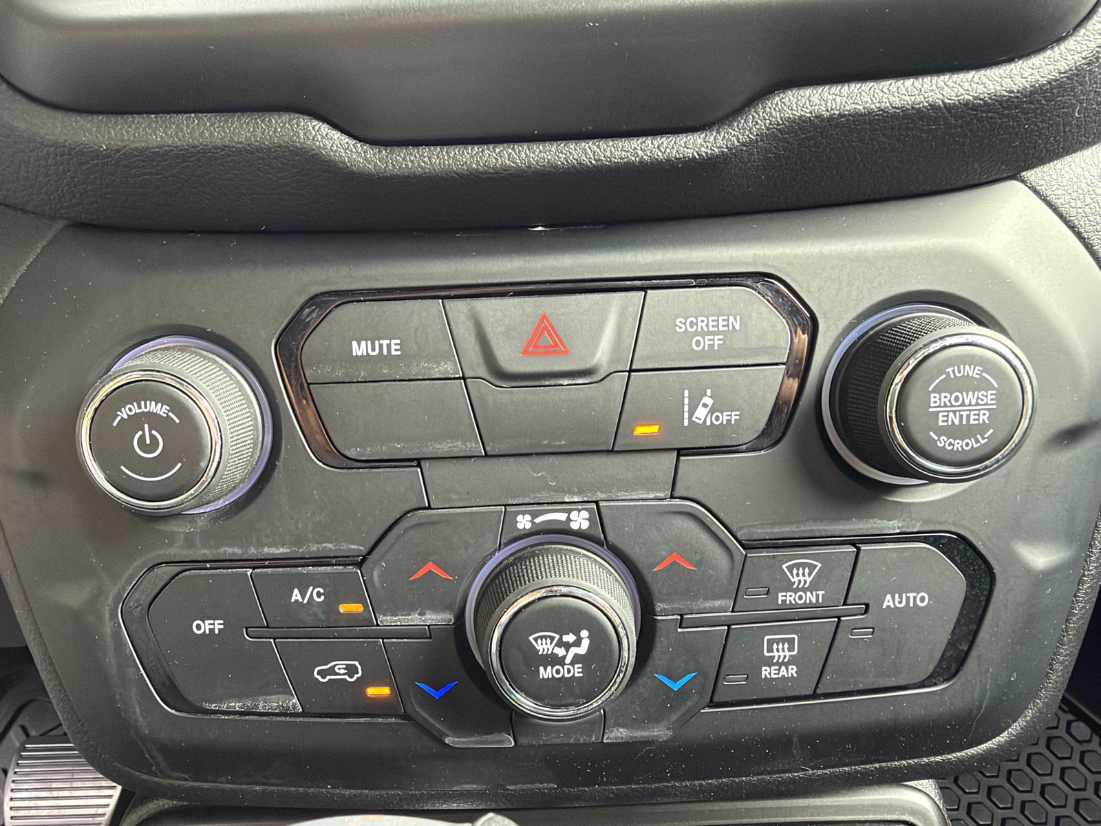 Used 2023 Jeep Renegade Latitude AWD/4WD image 37