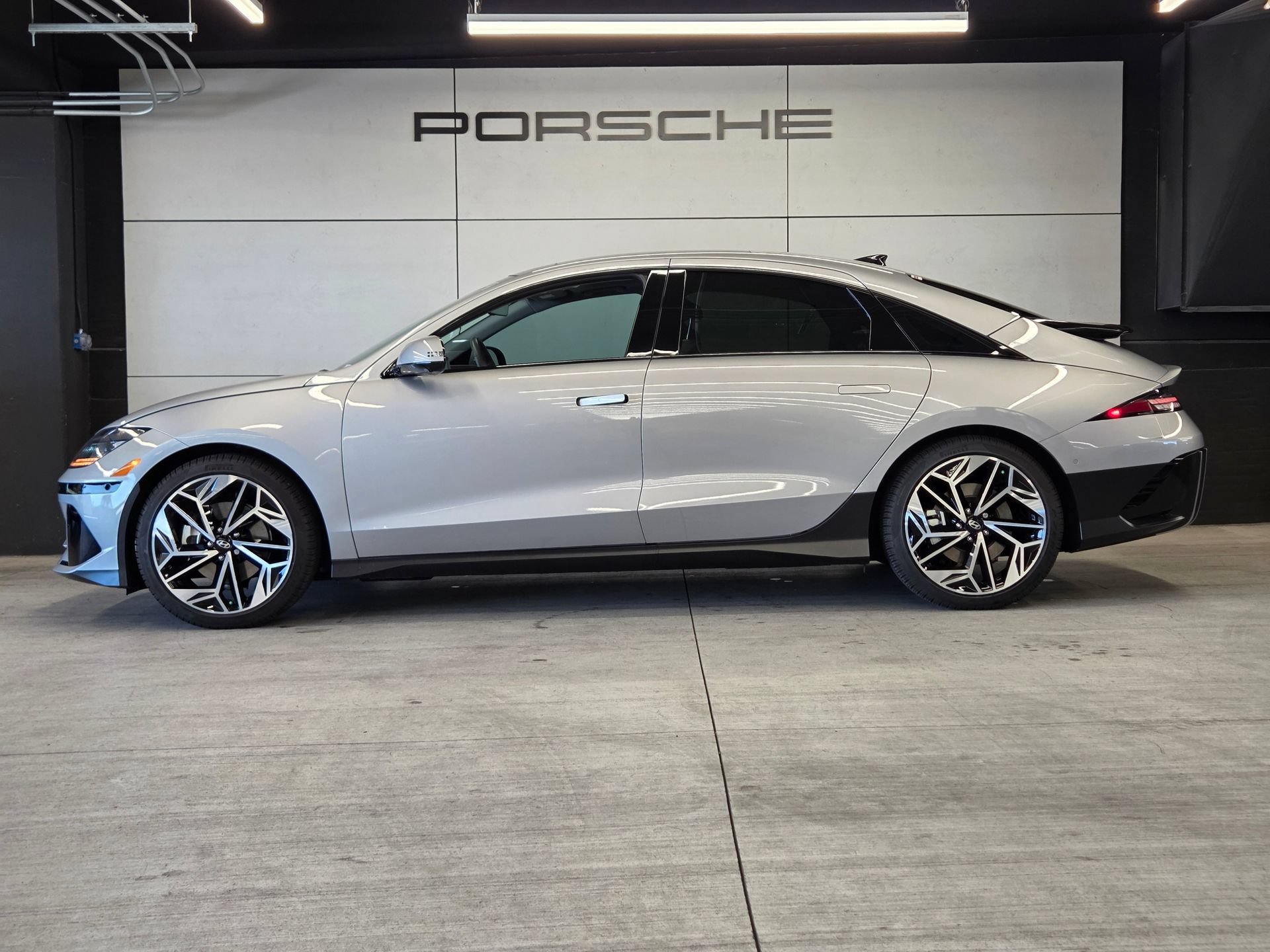 Used 2025 Hyundai Ioniq 6 Limited RWD image 2