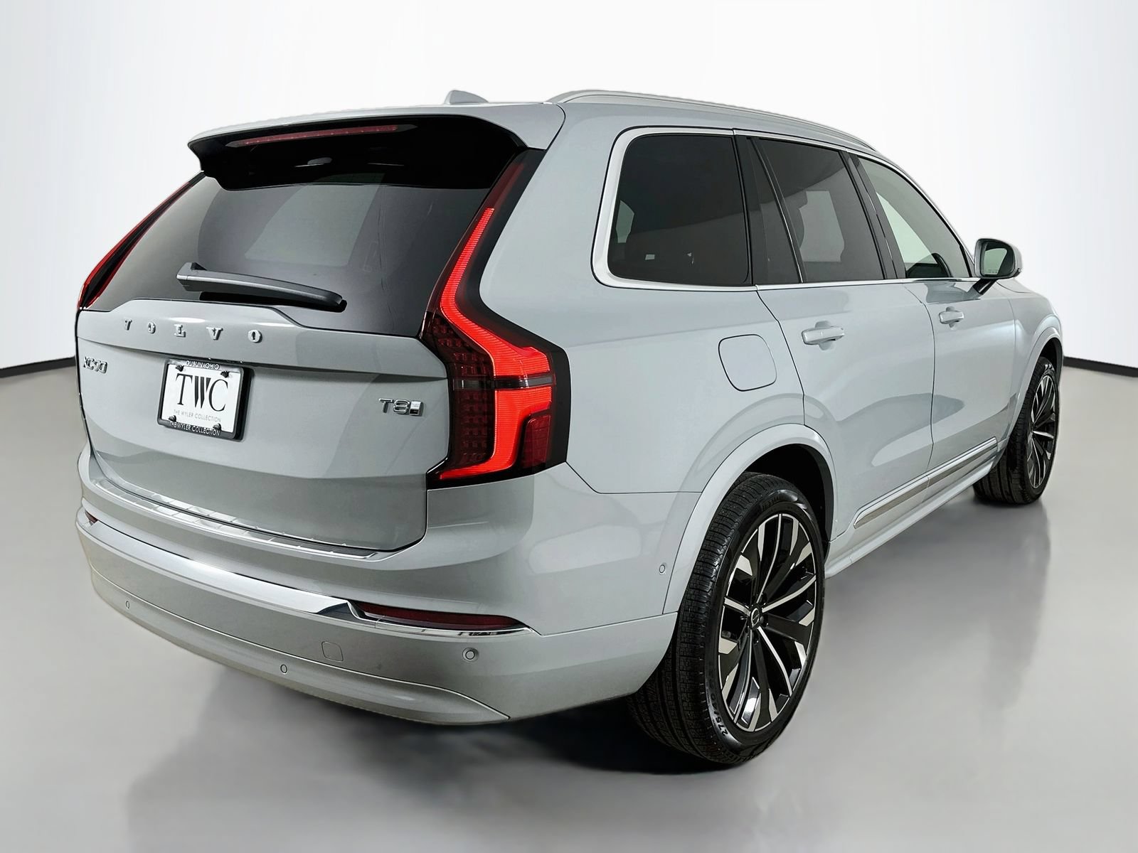 New 2026 Volvo XC90 T8 Plus w/ Protection Package Premier AWD/4WD image 5